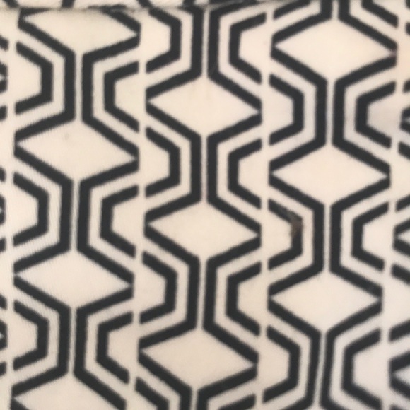 Express NWT zig-zag Shorts Black & Off-White - Picture 7 of 8